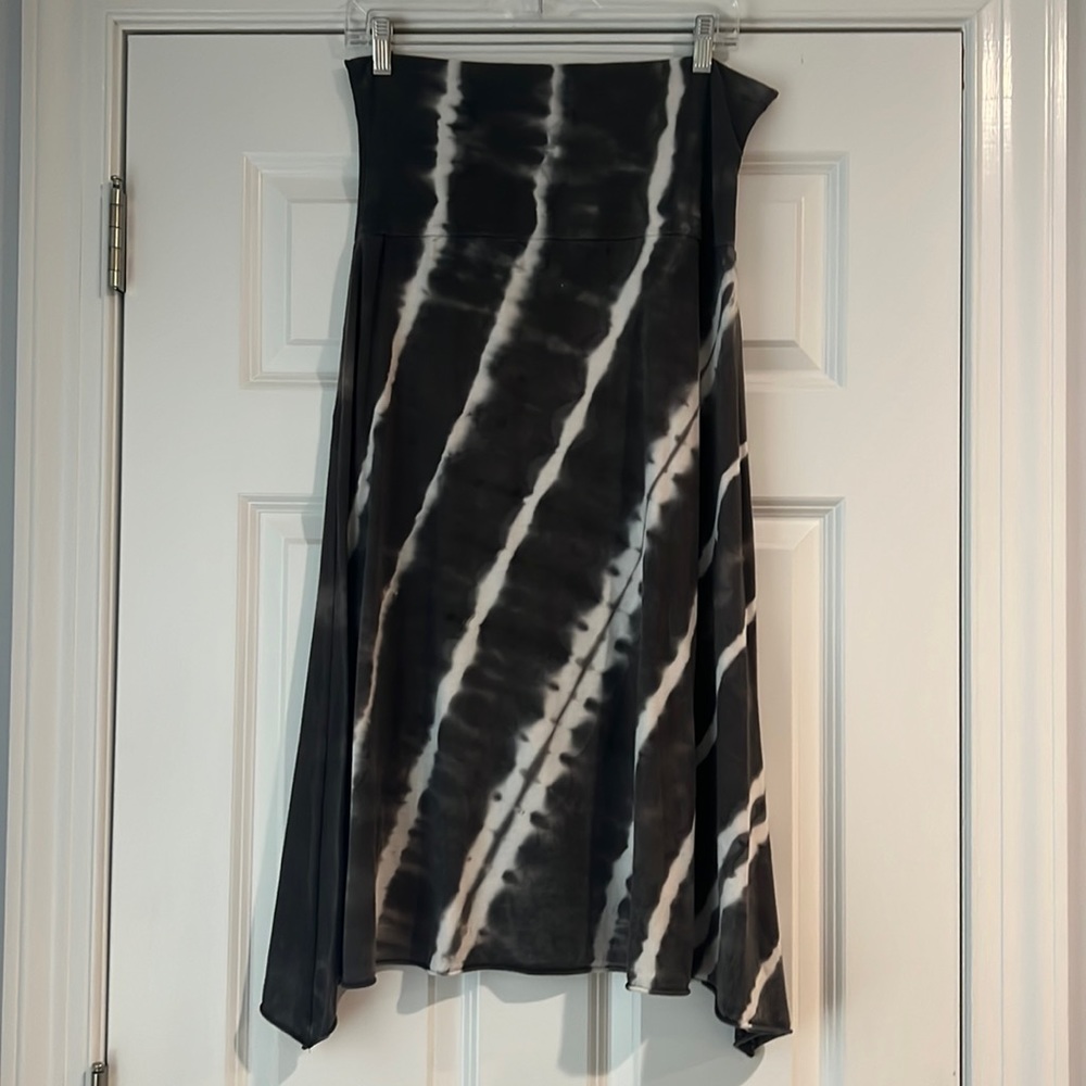 Women’s gray and white tie-dye skirt